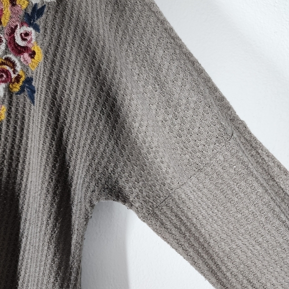 ANDREE BY UNIT EMBROIDERED WAFFLE KNIT BOHO TIE FRONT BLOUSE - Picture 7 of 9